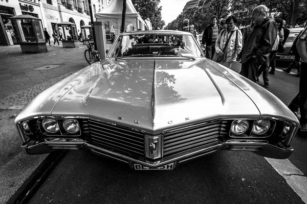 全尺寸豪华轿车别克伊莱克特拉 225 有限，1967年。黑色和白色. — 图库照片