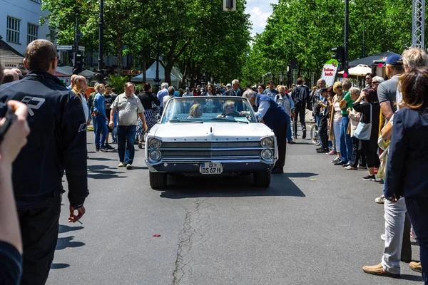 Plné auto Plymouth Sport Fury kabriolet, 1967. — Stock fotografie