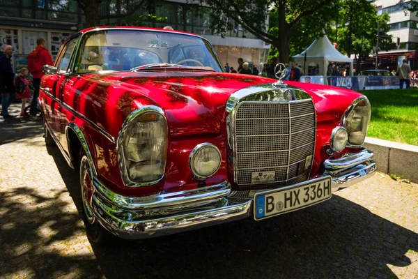 Voiture de luxe pleine grandeur Mercedes-Benz 220 SE Coupe (W111 ). — Photo