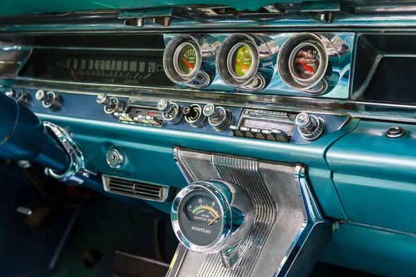 Fragment van het interieur van een full-size auto Pontiac Bonneville, 1963 — Stockfoto