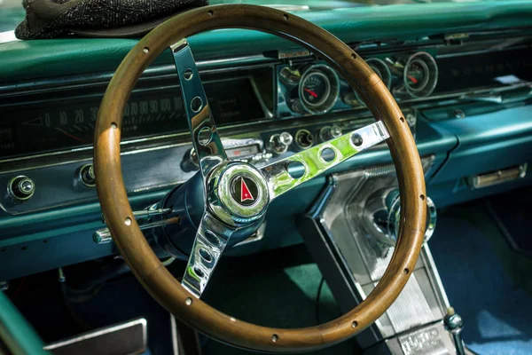 Kabine eines vollwertigen Autos Pontiac Bonneville, 1963. — Stockfoto