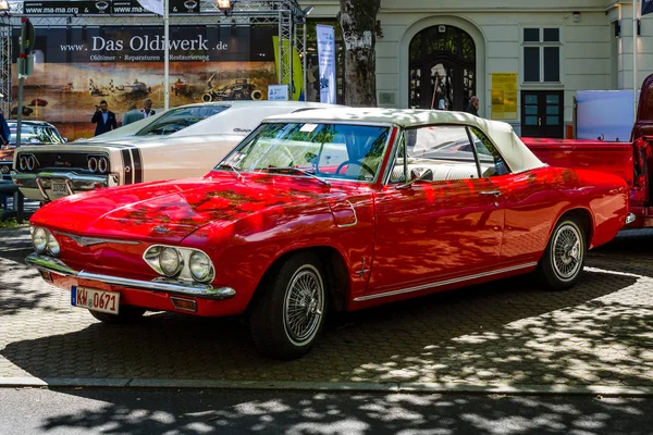 Kompaktowy samochód Chevrolet Corvair Monza Cabrio (drugiej generacji), 1969. — Zdjęcie stockowe