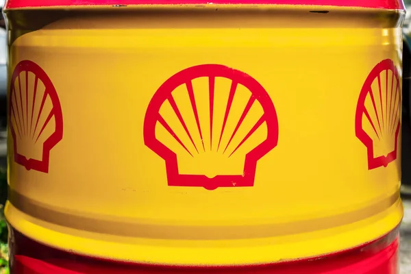 Shell embleem op het vat olie. — Stockfoto