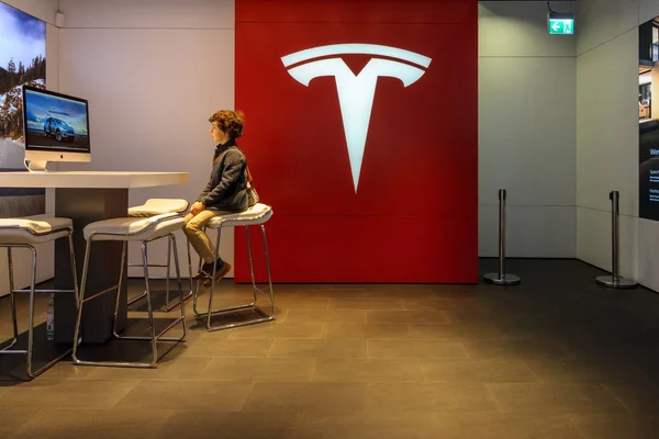 Showroom Tesla Motors en el Kurfuerstendamm . — Foto de Stock