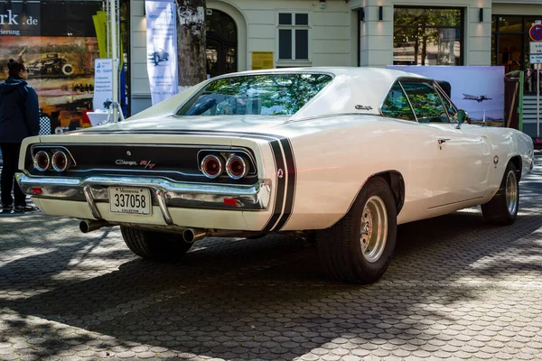 Voiture moyenne Dodge Charger R / T, 1968 . — Photo