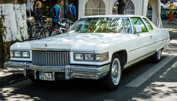 Pełnowymiarowe luksusowych samochodów Cadillac Coupe de Ville (czwartej generacji), 1975. — Zdjęcie stockowe