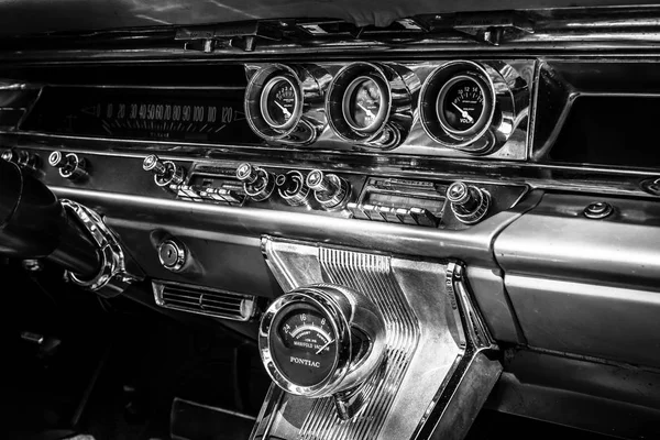 Фрагмент интерьера полноразмерного автомобиля Pontiac Bonneville, 1963 г. . — стоковое фото