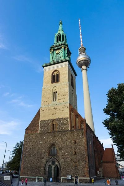 Symboly z Berlin - Alexanderplatz (Fernsehturm) a Marienkirche (kostel Navštívení Panny Marie). — Stock fotografie