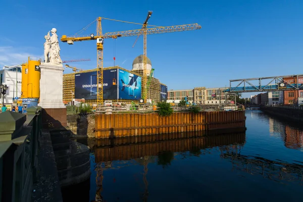 Реставрация Берлинского городского дворца (Берлинский штадтшлосс) на месте разрушенного исторического здания 1945 года . — стоковое фото