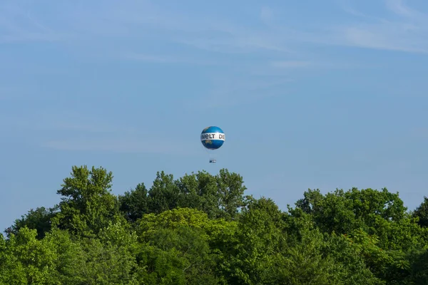 在柏林市中心蒂尔加滕市公园游客气球. — 图库照片