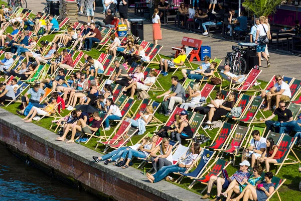 Cafe on the embankment Spree. Resting place visitors and residents of Berlin. — Stock Photo, Image
