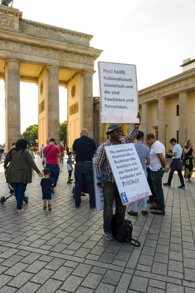 A single protest action against Zionism on the Pariser Platz in front of the Brandenburg Gate. — Stock Photo, Image