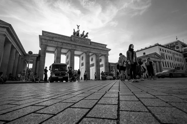 El famoso símbolo de Berlín - Brandenburgo vorotama y Pariser Platz . —  Fotos de Stock
