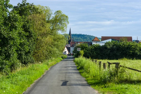 Vue sur la petite ville de Neustadt (quartier Marburg-Biedenkopf en Hesse) ) — Photo