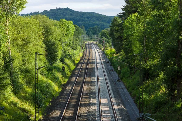 Chemins de fer qui vont dans la distance . — Photo