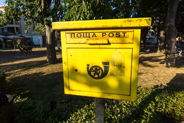 Почтовый ящик национальной почтовой службы Болгарии . — стоковое фото