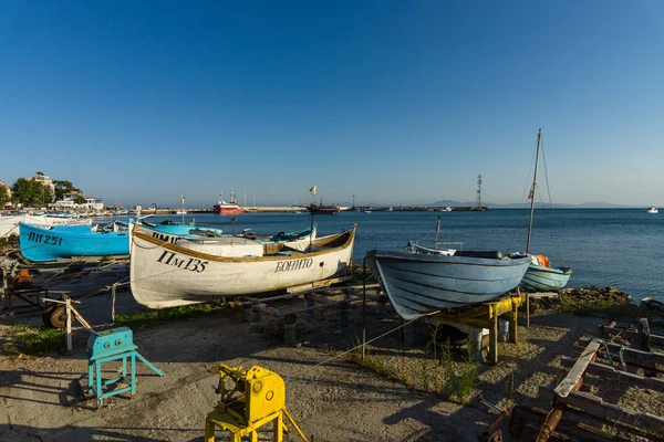 Vissersboten op de oever. Zeehaven van de kust stad van Pomorie — Stockfoto