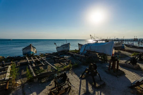 Vissersboten op de oever. Zeehaven van de kust stad van Pomorie — Stockfoto