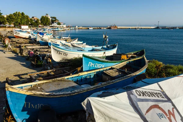 Fishing boats on the shore. Seaport of the seaside town of Pomorie. — Stock Photo, Image