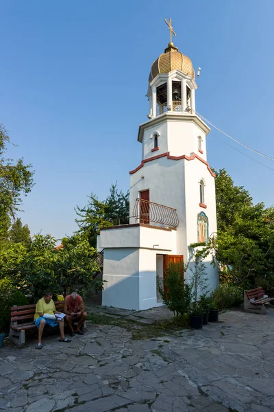 Monasterio ortodoxo de San Jorge. El campanario sobre la fuente sagrada del agua . —  Fotos de Stock