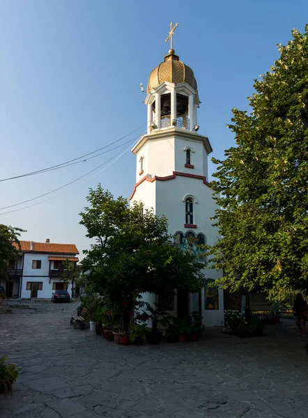 Monasterio ortodoxo de San Jorge. El campanario sobre la fuente sagrada del agua . —  Fotos de Stock