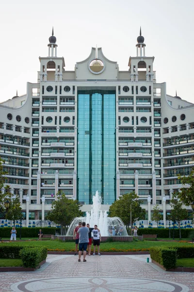 La facciata a più piani del moderno hotel a cinque stelle Seaside Resort . — Foto Stock