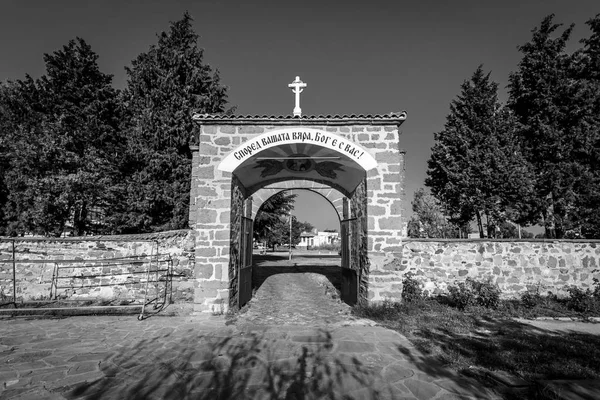 Stenen toegangspoort tot het klooster van St. George in Pomorie. Bulgarije. Zwart-wit. — Stockfoto