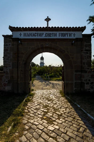 Porte d'entrée en pierre du monastère Saint-Georges de Pomorie. Bulgarie . — Photo