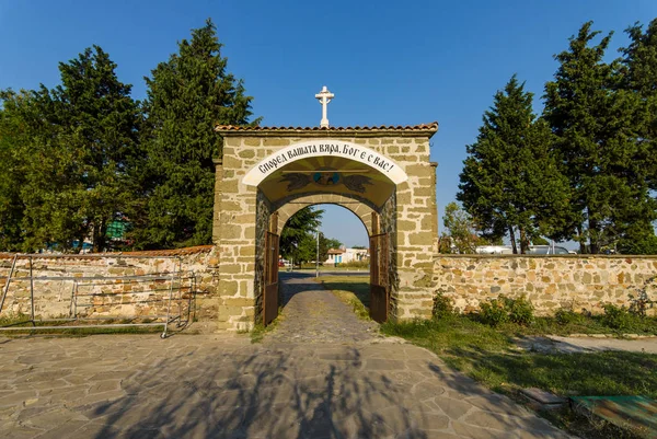 Vstupní kamenná brána do kláštera sv. Jiří v Pomorie. Bulharsko. — Stock fotografie