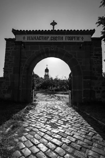 Stenen toegangspoort tot het klooster van St. George in Pomorie. Bulgarije. Zwart-wit. — Stockfoto