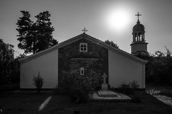 Grondgebied van het orthodoxe klooster van St. George in Pomorie. Bulgarije. Zwart-wit. — Stockfoto