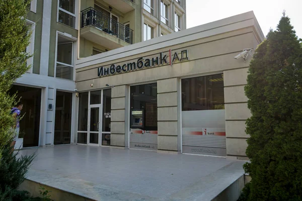 Das büro einer der führenden banken in bulgarien - investbank. — Stockfoto