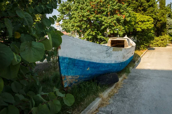 Старий дерев'яний човен на березі . — стокове фото