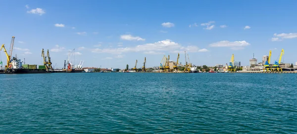 Vy över vattenområdet i hamnen i Burgas. Burgas, är den näst största staden på den bulgariska Svarta havskusten. — Stockfoto