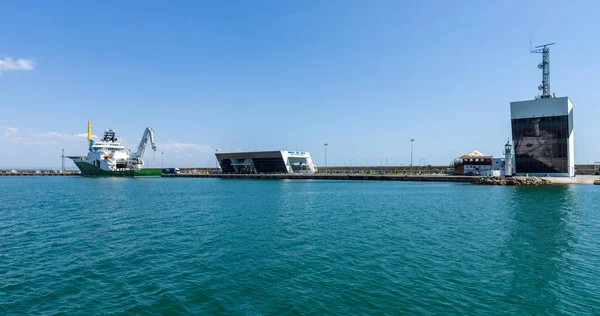 Passagierterminal, Kontrollturm der Hafenstadt Burgas. Burgas, ist die zweitgrößte Stadt an der bulgarischen Schwarzmeerküste. — Stockfoto