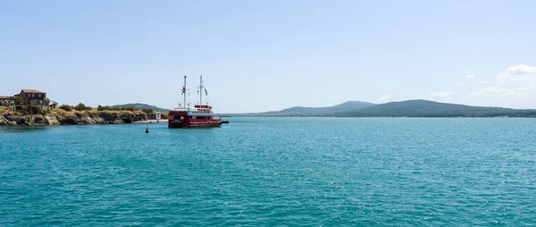 Barcos de recreio com turistas na Baía de Burgas. Burgas, é a segunda maior cidade da costa búlgara do Mar Negro . — Fotografia de Stock