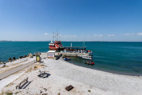 Pleziervaartuigen met toeristen in de baai van Burgas. Burgas, is de tweede grootste stad op de Bulgaarse Zwarte Zee kust. — Stockfoto