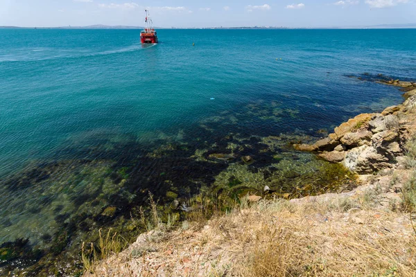 Turistler Burgaz Bay zevk tekneler. Burgaz, Bulgar siyah deniz kıyısında en büyük ikinci şehir olduğunu. — Stok fotoğraf