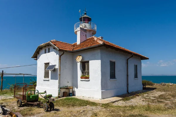 Vuurtoren op het eiland van Sint Anastasia in de baai van Burgas van de Zwarte Zee. — Stockfoto