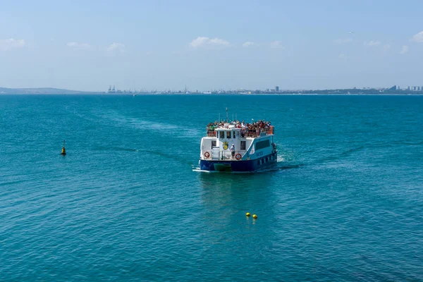 Pleziervaartuigen met toeristen in de baai van Burgas. Burgas, is de tweede grootste stad op de Bulgaarse Zwarte Zee kust. — Stockfoto