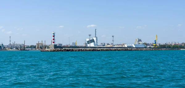 Fyr, flygledartornet av hamnen i Burgas. — Stockfoto