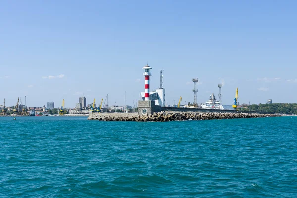 Vuurtoren, verkeerstoren van de zeehaven van Burgas. — Stockfoto