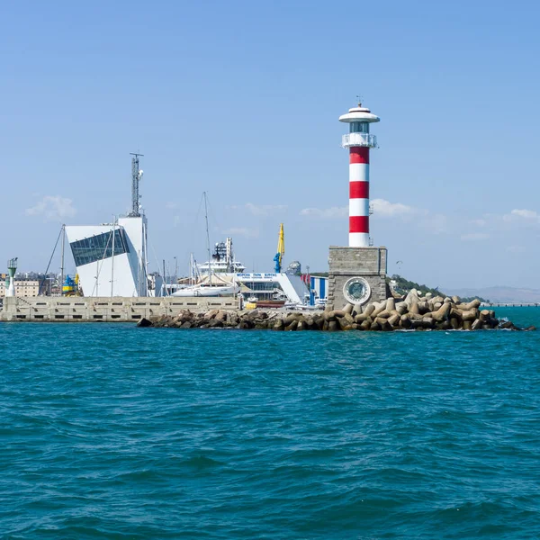 Fyr, flygledartornet av hamnen i Burgas. — Stockfoto