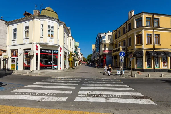 Eine der zentralen Einkaufsstraßen der Küstenstadt. — Stockfoto