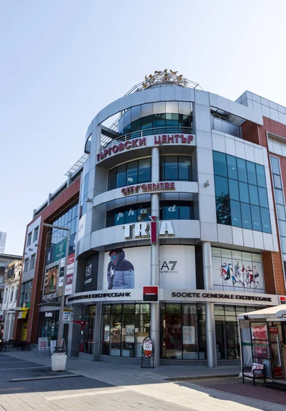 Winkelcentrum "Tria City Center" op het Troikata plein. — Stockfoto