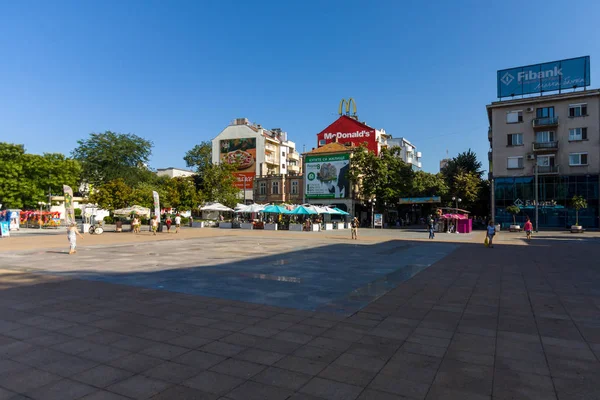 市内中心部の Troikata 広場。ブルガス、ブルガリアの黒海沿岸の二番目に大きい都市は、します。. — ストック写真