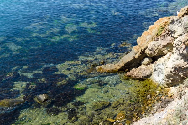 Blue sea, calm. Rocky shores and the bottom of the sea. View from above. — Stock Photo, Image