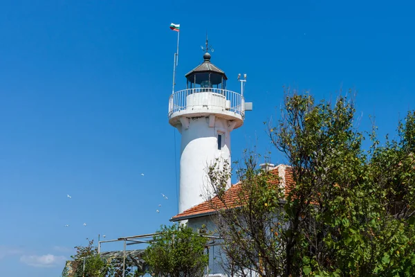 Vuurtoren tegen de blauwe hemel. Het eiland van Sint Anastasia. Burgas Bay. Zwarte Zee. Bulgarije. — Stockfoto