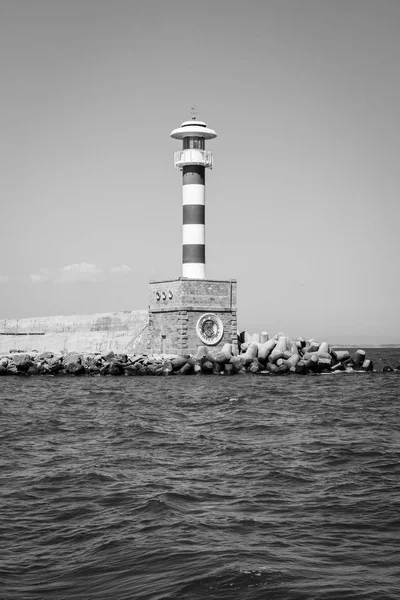 Faro en la entrada de la zona de aguas del puerto marítimo de Burgas. ¿Bulgaria? Blanco y negro . — Foto de Stock
