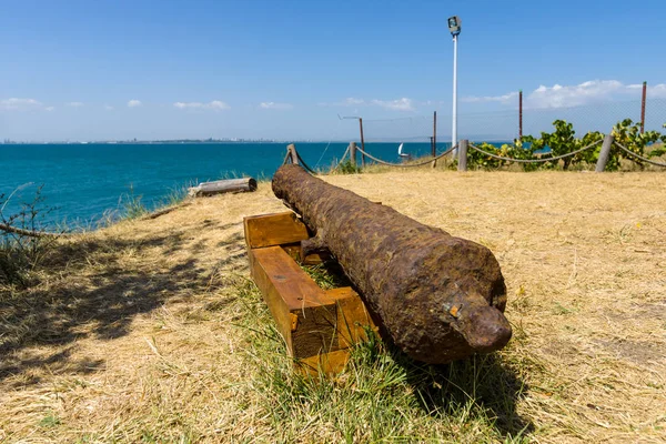 Een oude roestige kanon, gericht op de kant van de zee. — Stockfoto